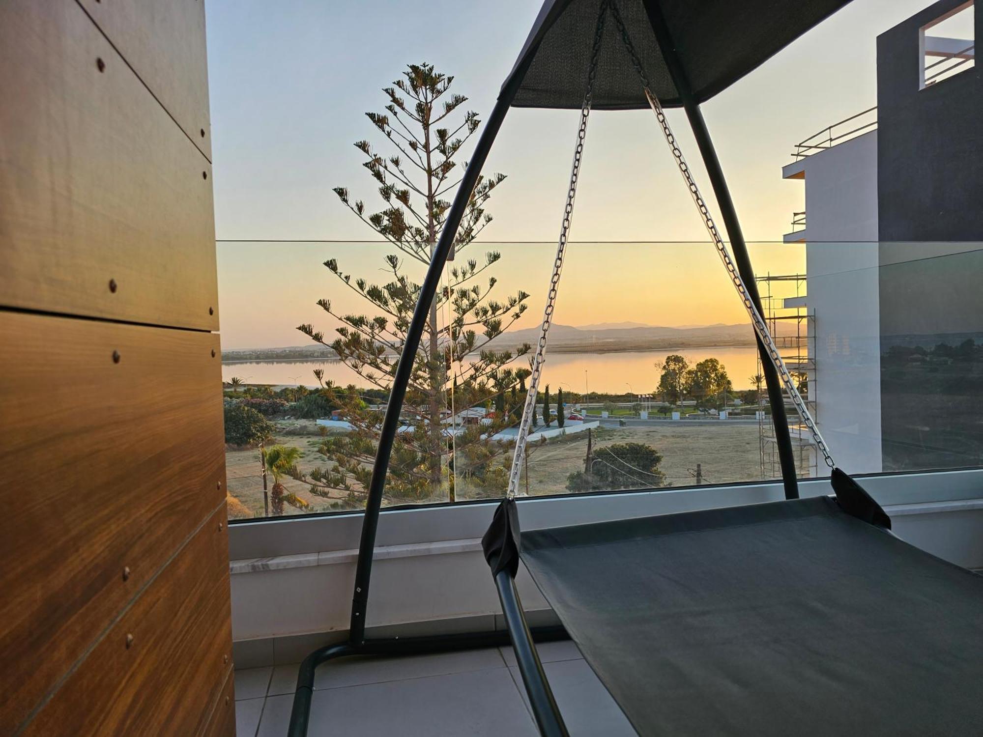 Majestic Sunset Salt Lake Views 300M From Beach ラルナカ エクステリア 写真